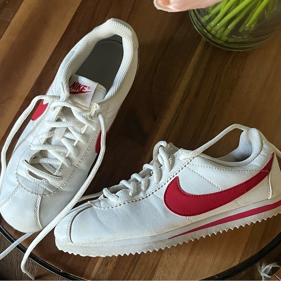 Nike Classic White and Red Trainers - Picture 1 of 8